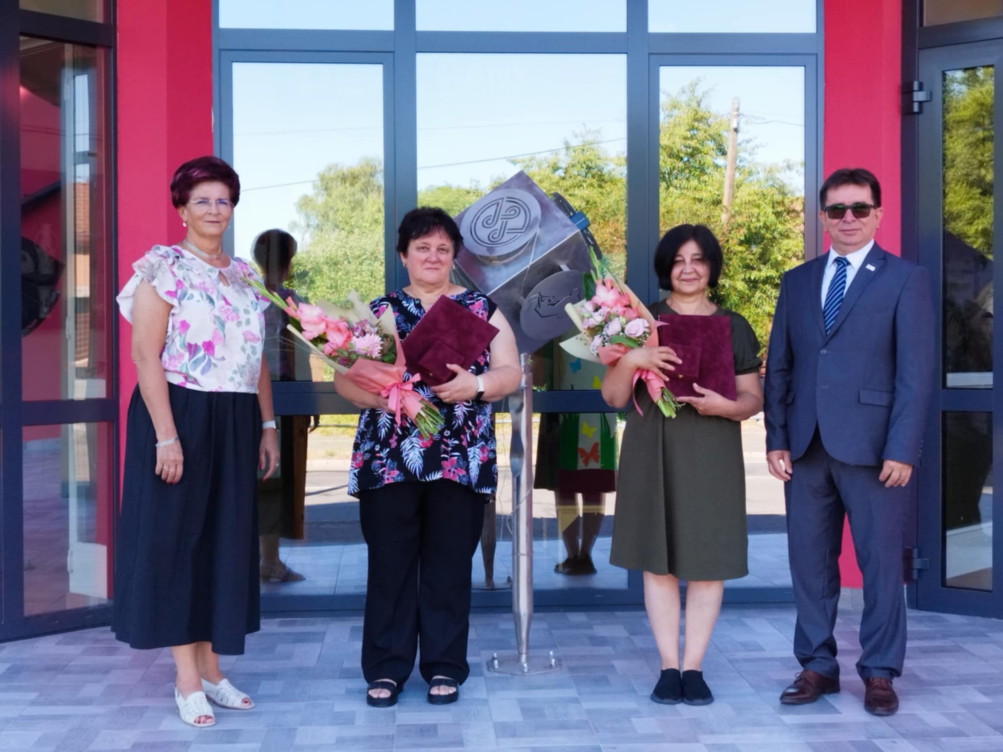 Csoportkép a kitüntetett kollégákkal