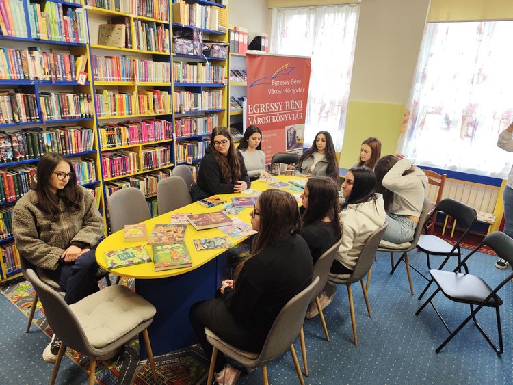 2025-2026 A városi könyvtárba látogattak a DEÁK-os tanulók