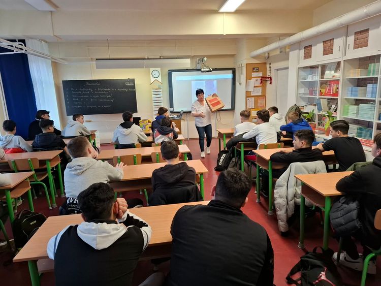 A tanulók pénzügyi témájú előadást hallgatnak.