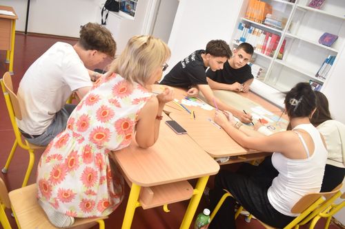 A tanulók a  projekt feladatok elkészítésével foglalkoznak