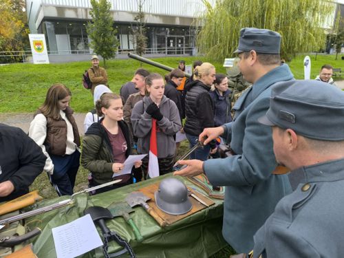 Harci eszközöket tekintenek meg a tanulók