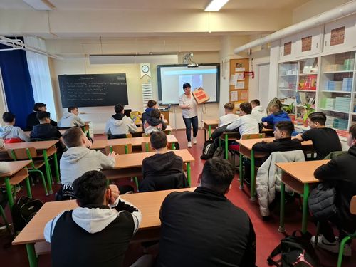 A tanulók pénzügyi témájú előadást hallgatnak.