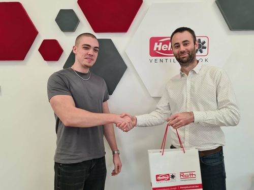 Közös fotó a cég képviselőjével