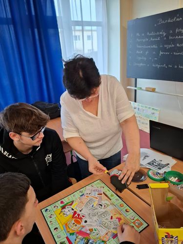 A tanulók pénzügyi témájú társasjátékkal foglalkoznak