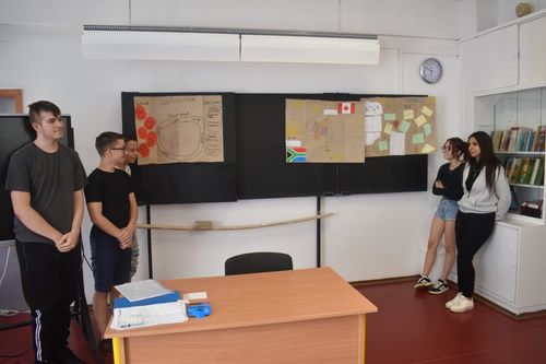 A tanulók bemutatják az elkészült  projekt feladatokat