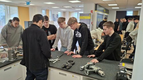 A kiállítási darabok megtekintése