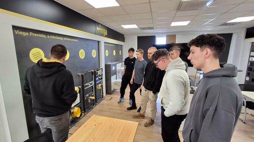 A kiállítási darabok megtekintése