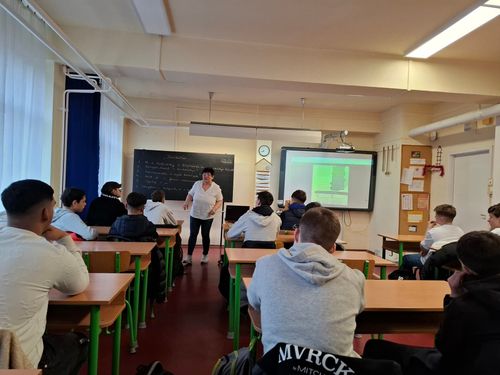 A tanulók pénzügyi témájú előadást hallgatnak.