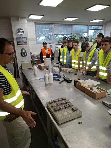 Előadás a csoport tagjainak