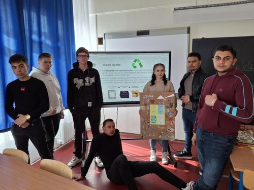 A tanulók az elkészült plakáttal