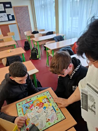A tanulók pénzügyi témájú társasjátékkal foglalkoznak