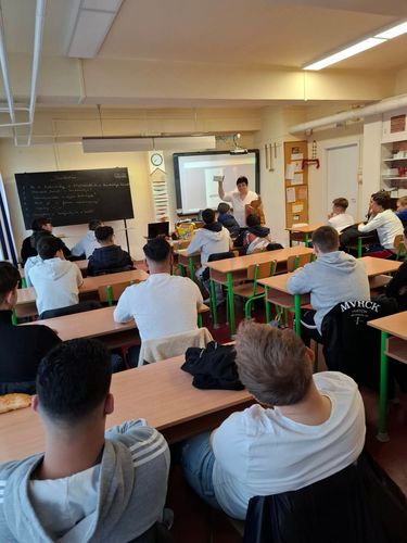 A tanulók pénzügyi témájú előadást hallgatnak.