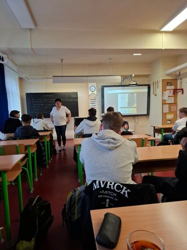 A tanulók pénzügyi témájú előadást hallgatnak.