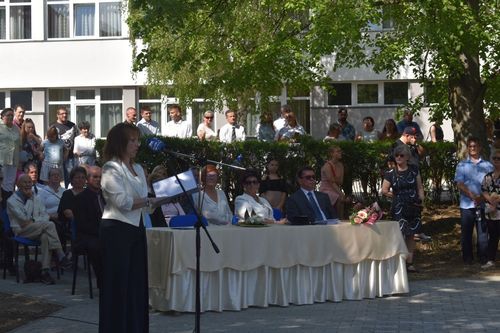 Beszédet mond iskolánk igazgatónője