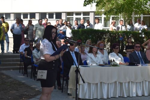 Beszédet mond egy ballagó diák