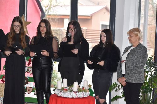 Tanulók előadása advent első napján