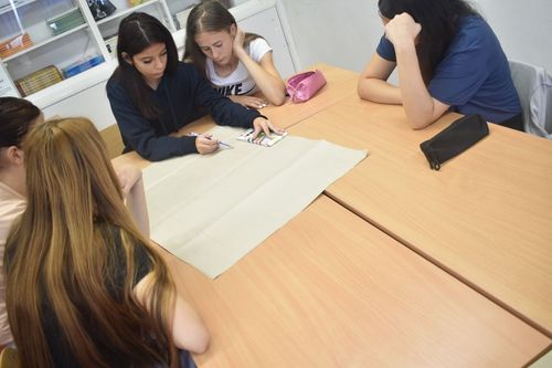 A tanulók a  projekt feladat elkészítésével foglalkoznak