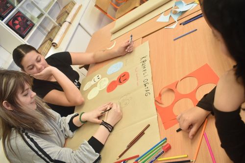 A tanulók a  projekt feladat elkészítésével foglalkoznak