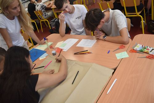 A tanulók a  projekt feladat elkészítésével foglalkoznak