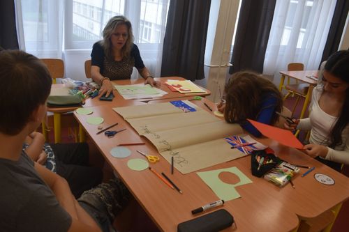 A tanulók a  projekt feladat elkészítésével foglalkoznak