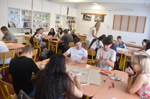A tanulók a  projekt feladat elkészítésével foglalkoznak