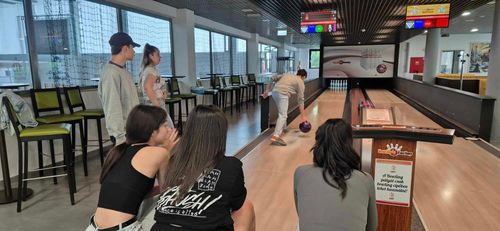 bowling golyó gurítás