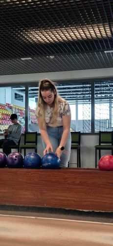 bowling golyó a kézben