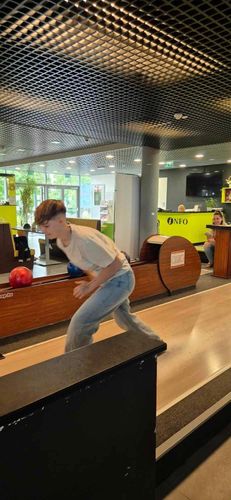 bowling golyó gurítás