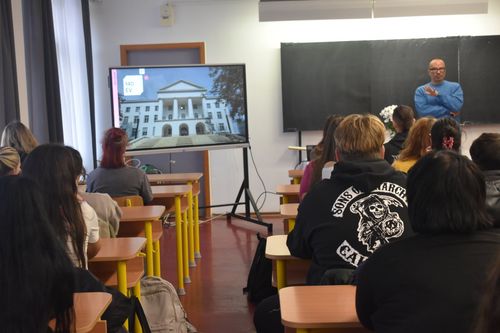 Előadás a csoport tagjainak