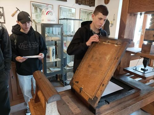 A tanulók megtekintenek egy régi nyomdagépet